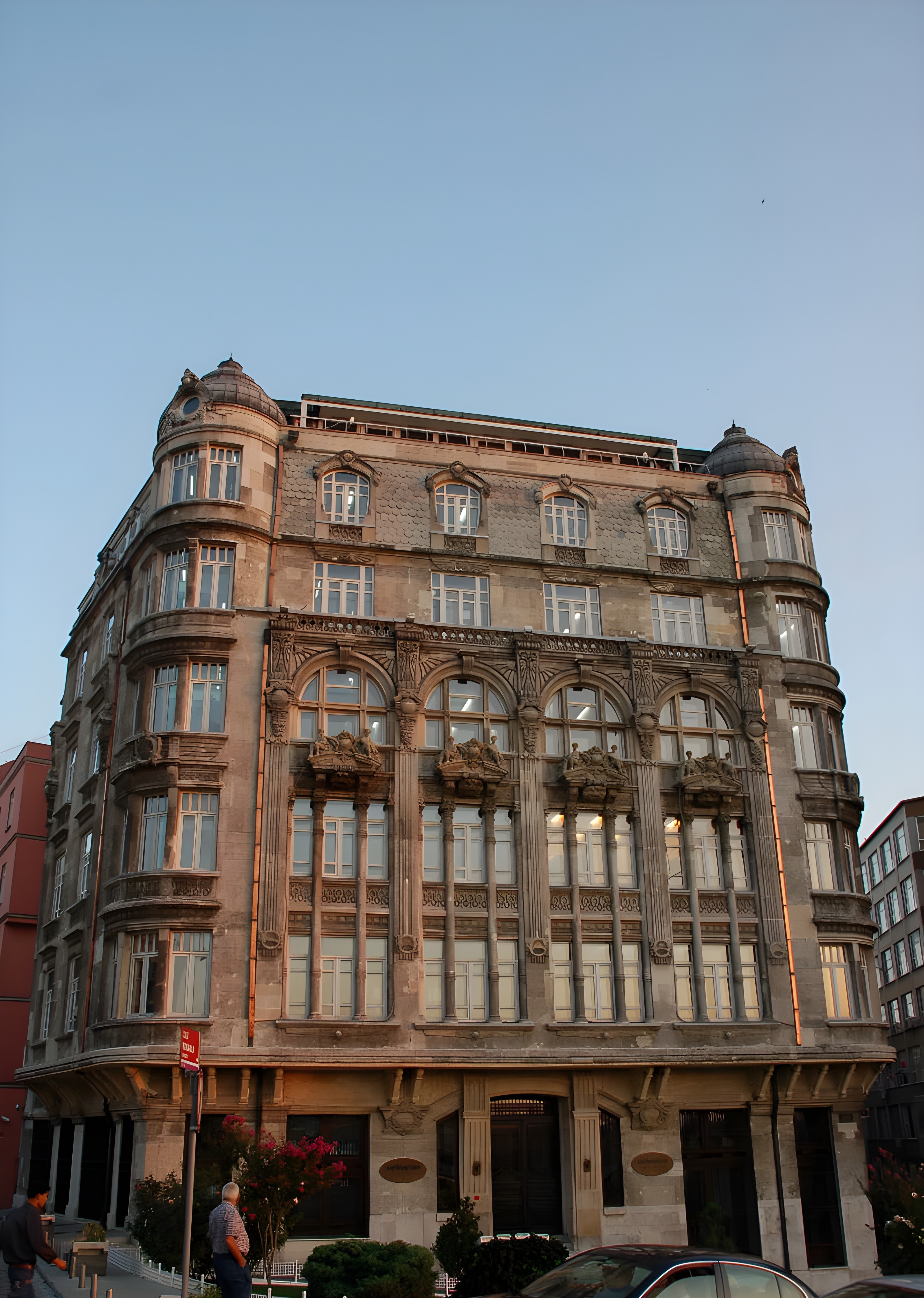 Frej Apartmanı’nın Beyoğlu’ndaki konumu ve çevre binalarla ilişkisi
