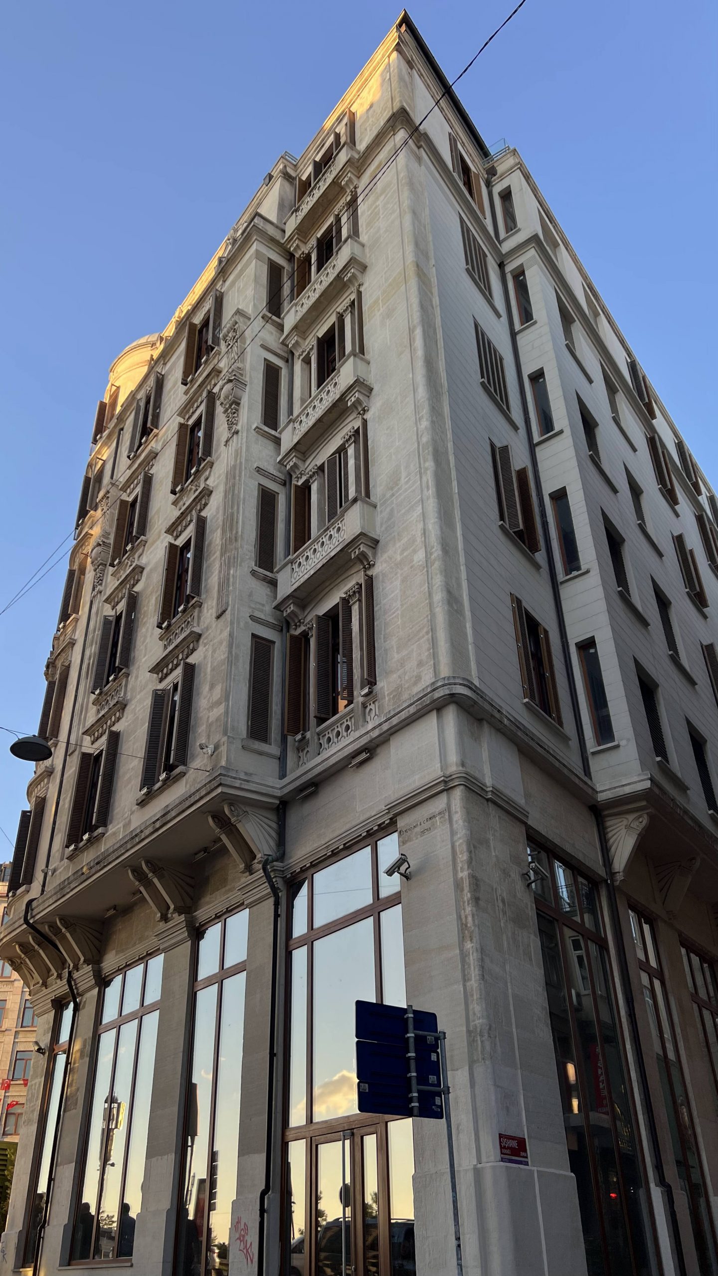 Frej Apartmanı’nın detaylı mimari cephe fotoğrafı ve tarihi doku