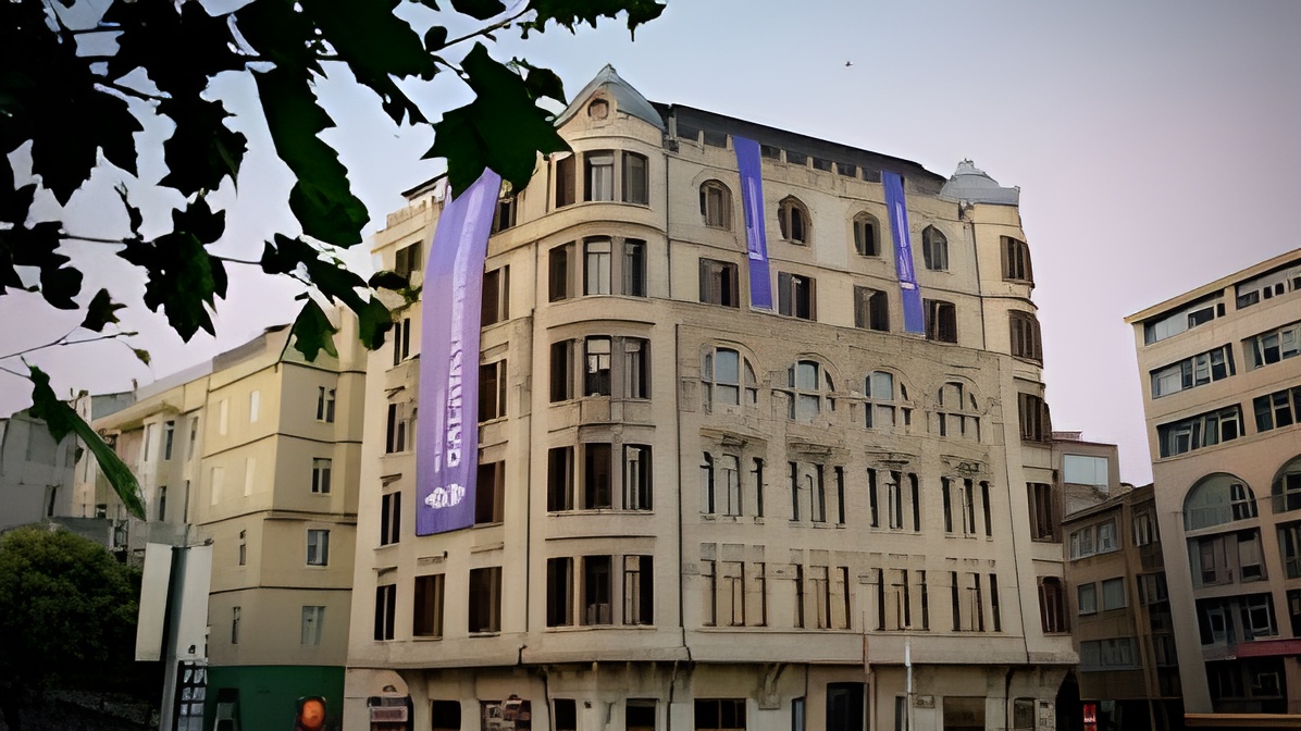 Frej Apartmanı’nın gece aydınlatması ile çekilmiş atmosferik fotoğrafı