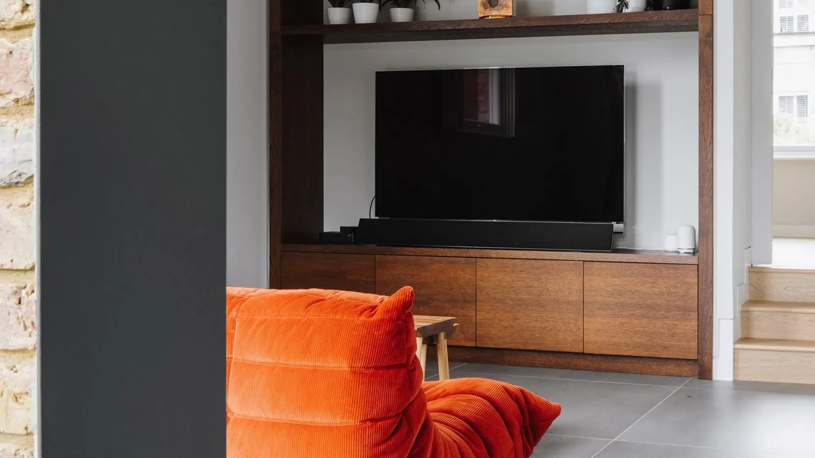Açık Plan Evlerde TV: Tasarımcıların En Zorlu Problemi ve Çözümler