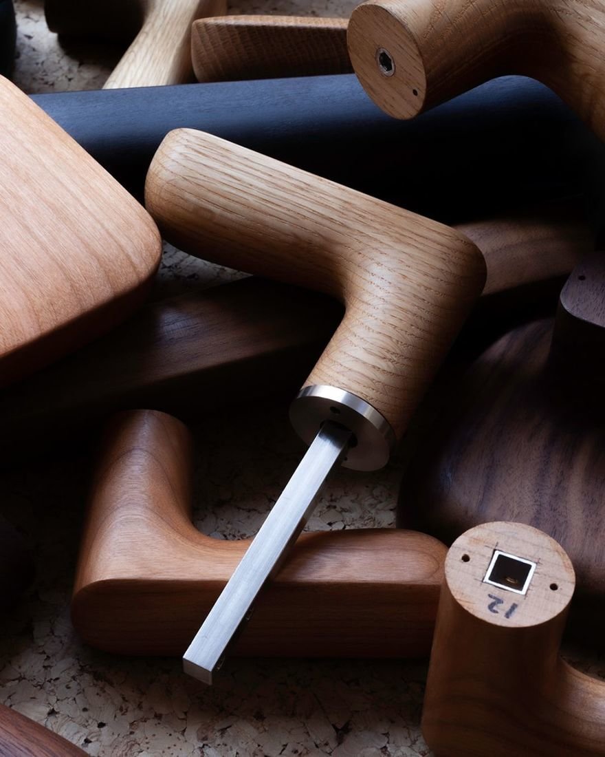 Keiji Takeuchi ve Aru'dan Estetik ve Sürdürülebilir Ahşap Kapı Kolları