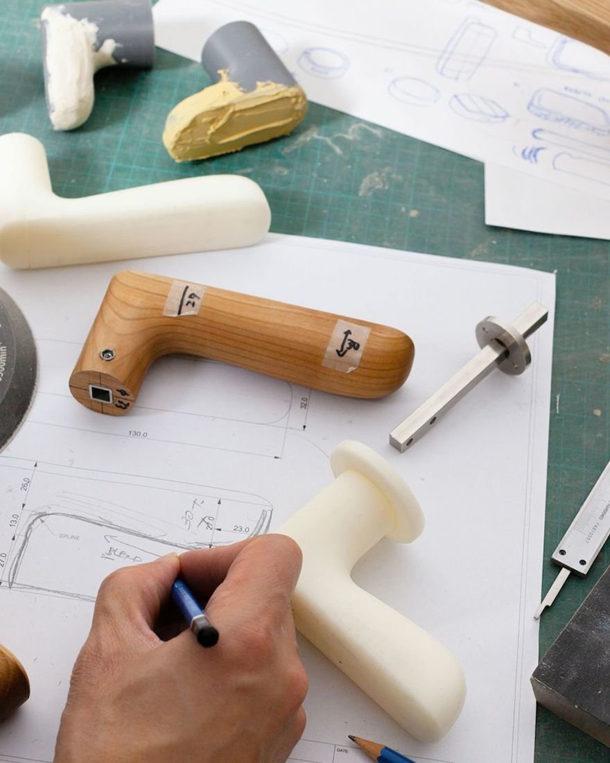 Keiji Takeuchi ve Aru'dan Estetik ve Sürdürülebilir Ahşap Kapı Kolları