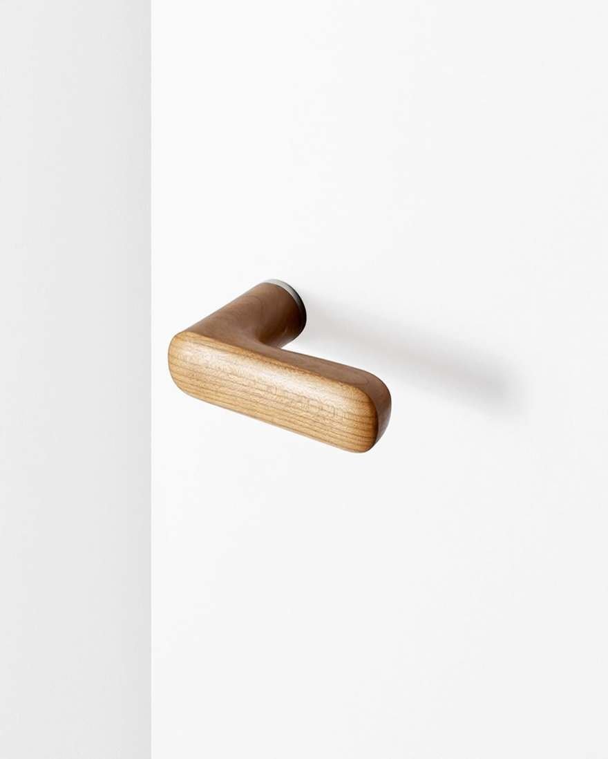 Keiji Takeuchi ve Aru'dan Estetik ve Sürdürülebilir Ahşap Kapı Kolları