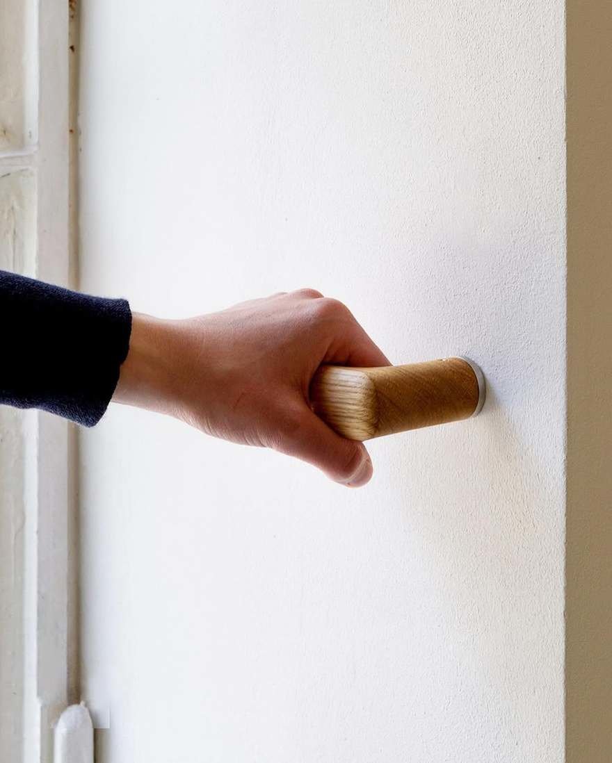 Keiji Takeuchi ve Aru'dan Estetik ve Sürdürülebilir Ahşap Kapı Kolları