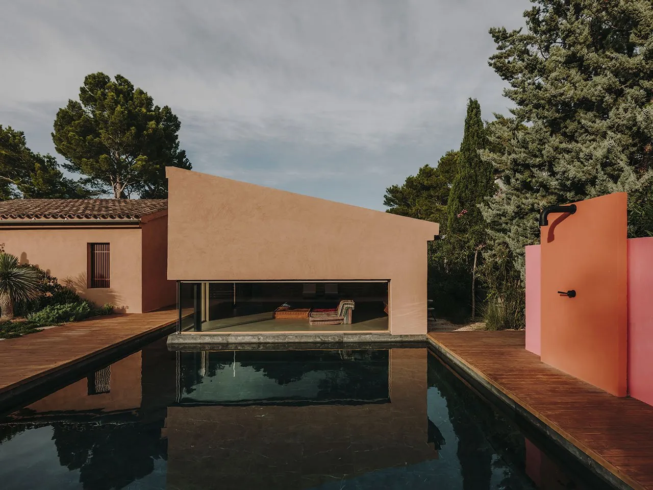 Mallorca'da Zamansız Bir Dönüşüm: Holzrausch'tan Üç Kültürlü Villa