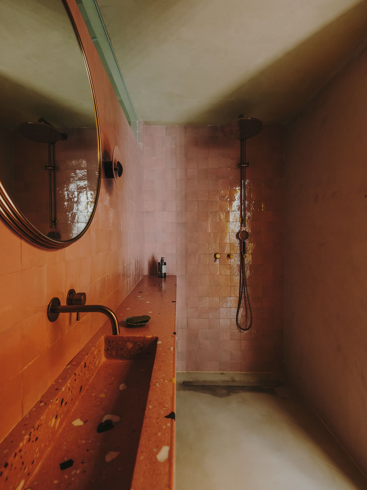 Mallorca'da Zamansız Bir Dönüşüm: Holzrausch'tan Üç Kültürlü Villa