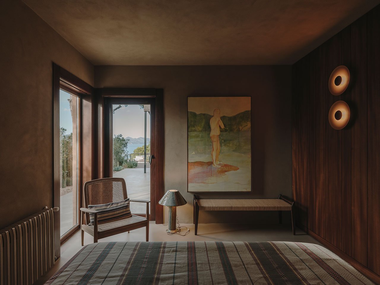 Mallorca'da Zamansız Bir Dönüşüm: Holzrausch'tan Üç Kültürlü Villa