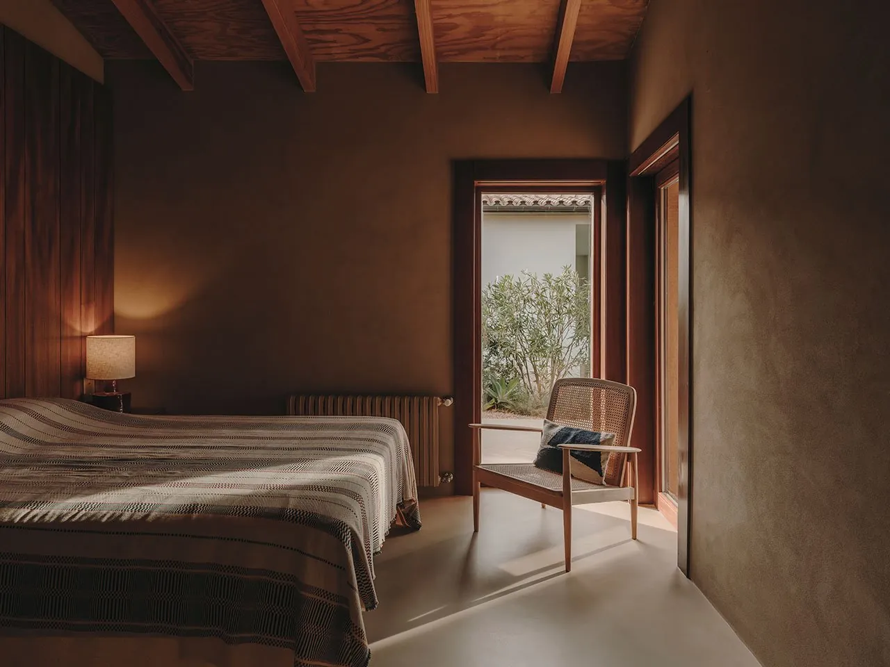 Mallorca'da Zamansız Bir Dönüşüm: Holzrausch'tan Üç Kültürlü Villa