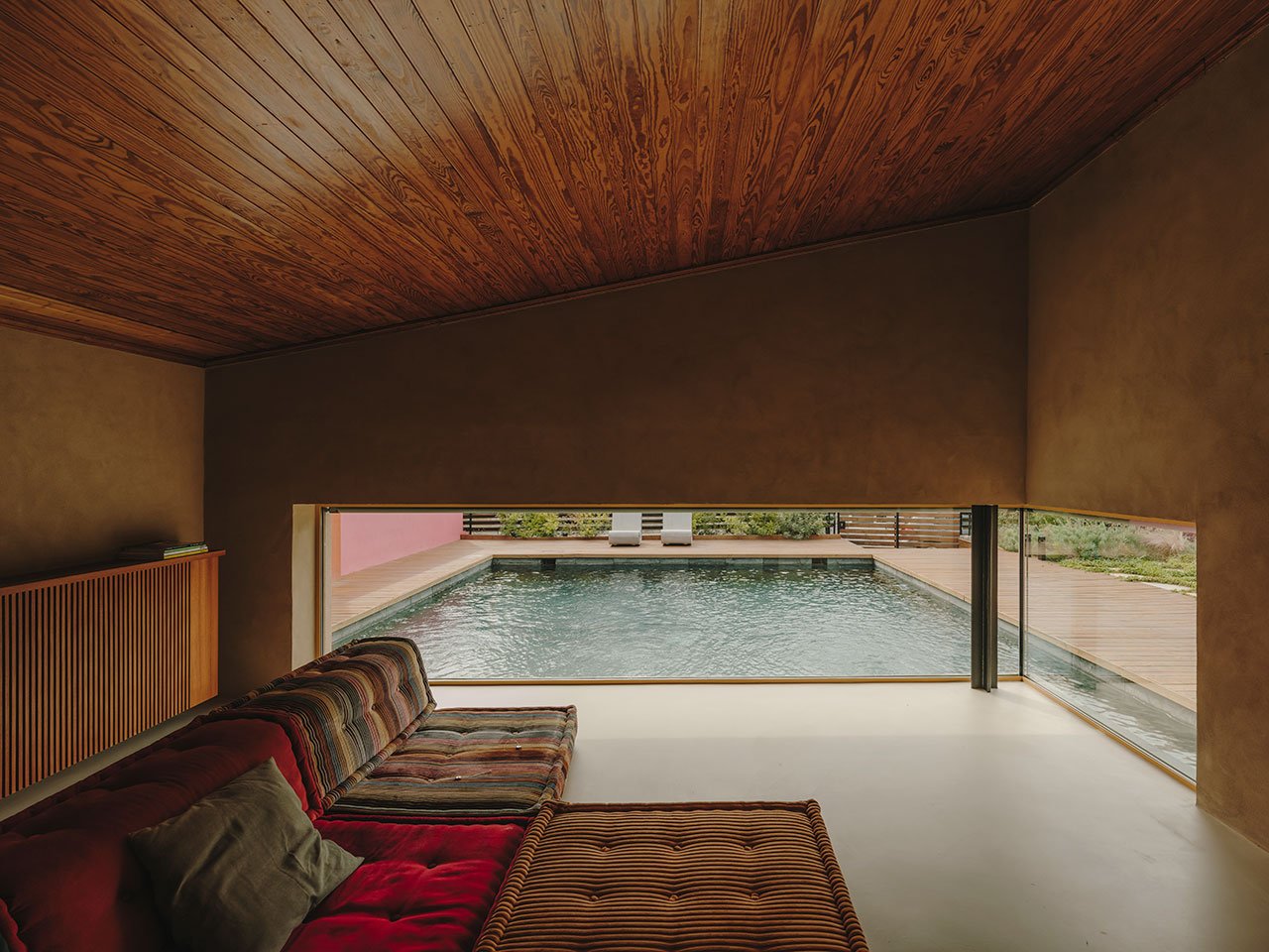 Mallorca'da Zamansız Bir Dönüşüm: Holzrausch'tan Üç Kültürlü Villa