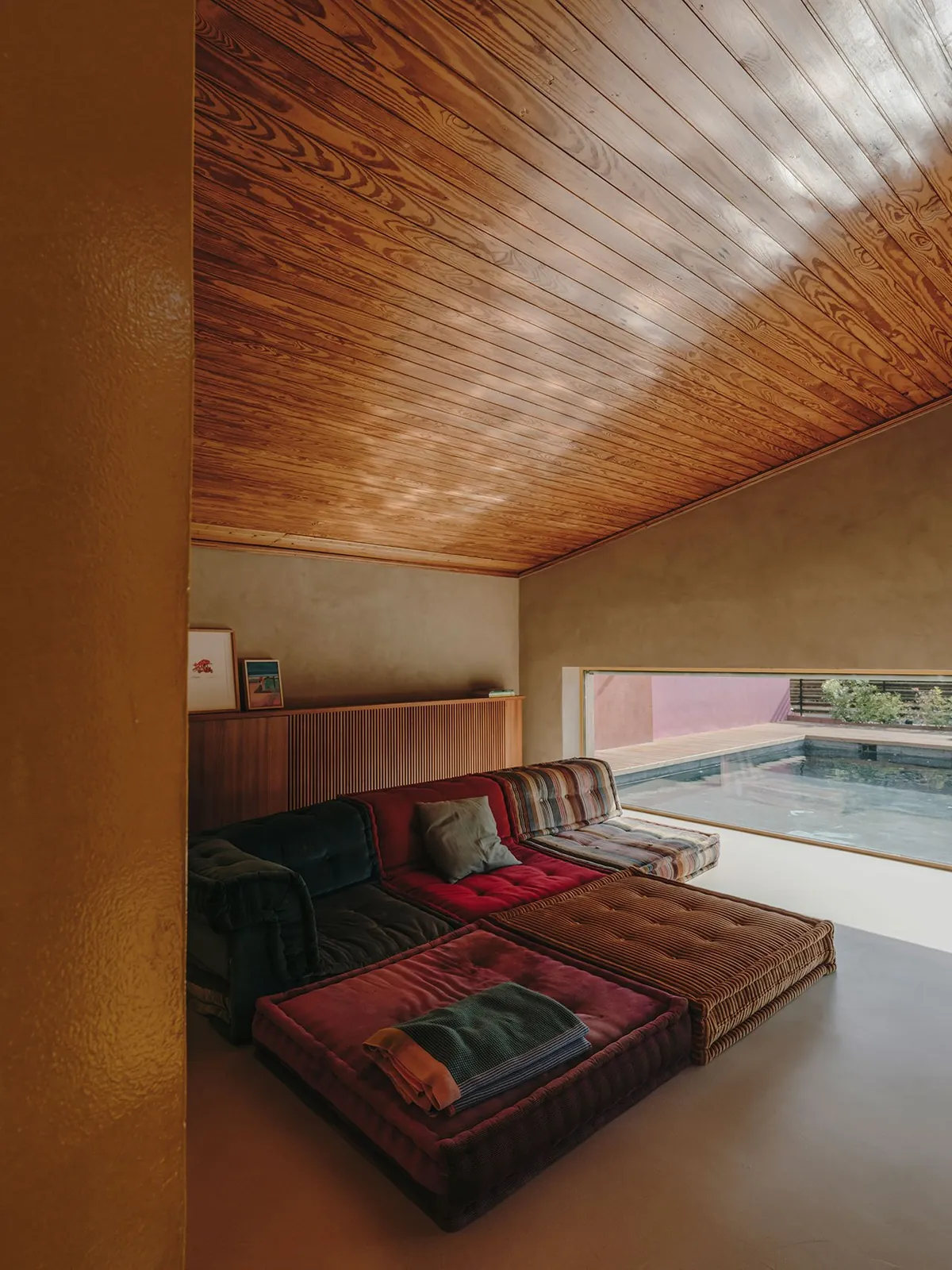 Mallorca'da Zamansız Bir Dönüşüm: Holzrausch'tan Üç Kültürlü Villa