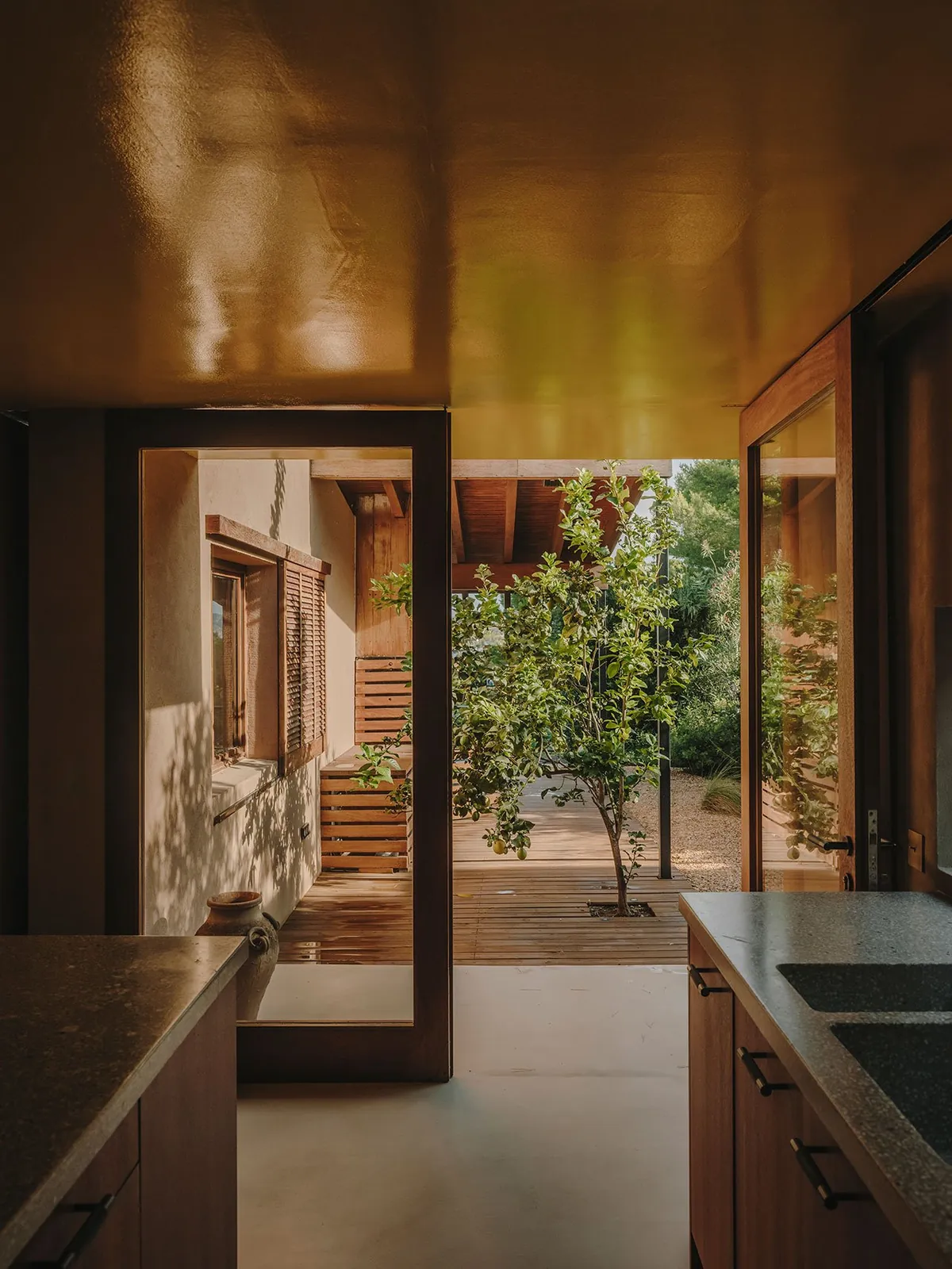 Mallorca'da Zamansız Bir Dönüşüm: Holzrausch'tan Üç Kültürlü Villa