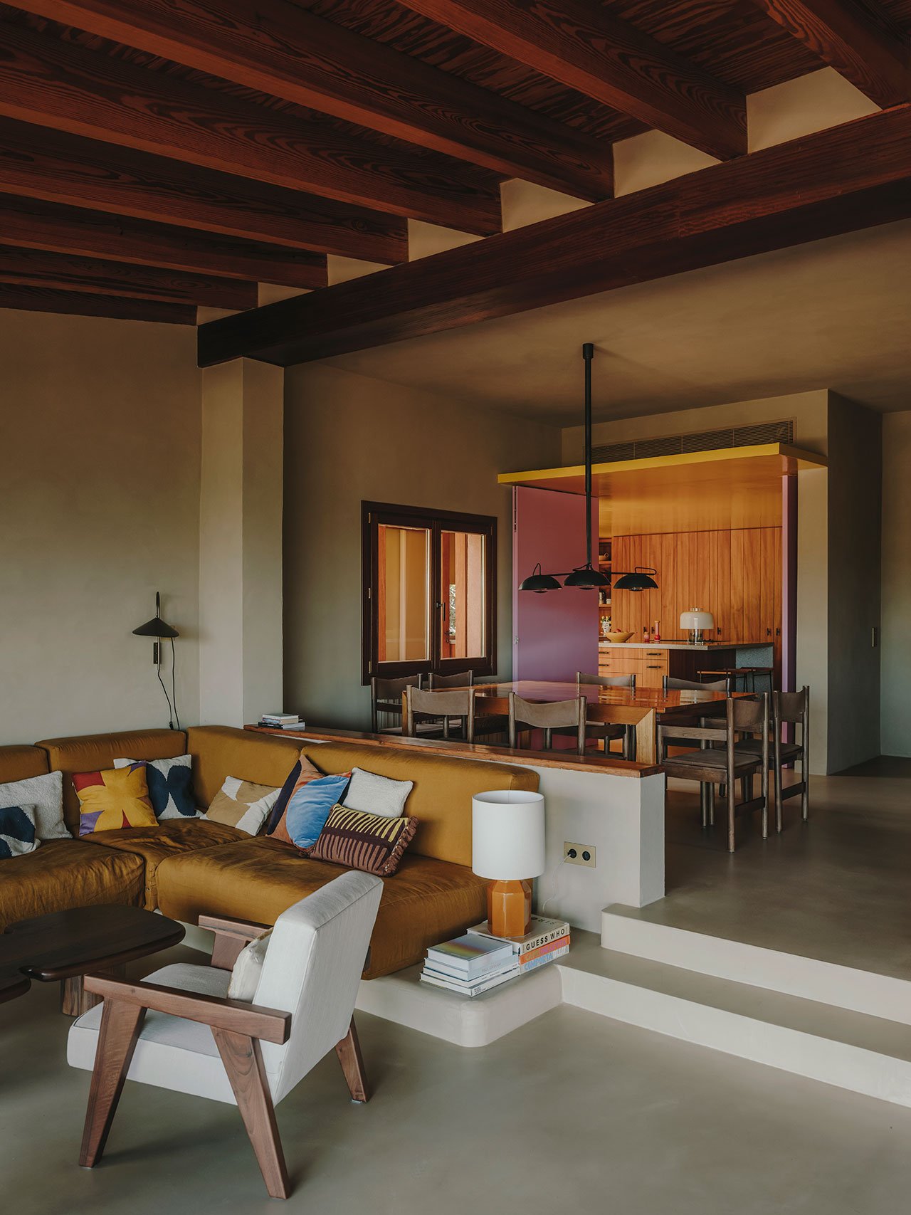 Mallorca'da Zamansız Bir Dönüşüm: Holzrausch'tan Üç Kültürlü Villa