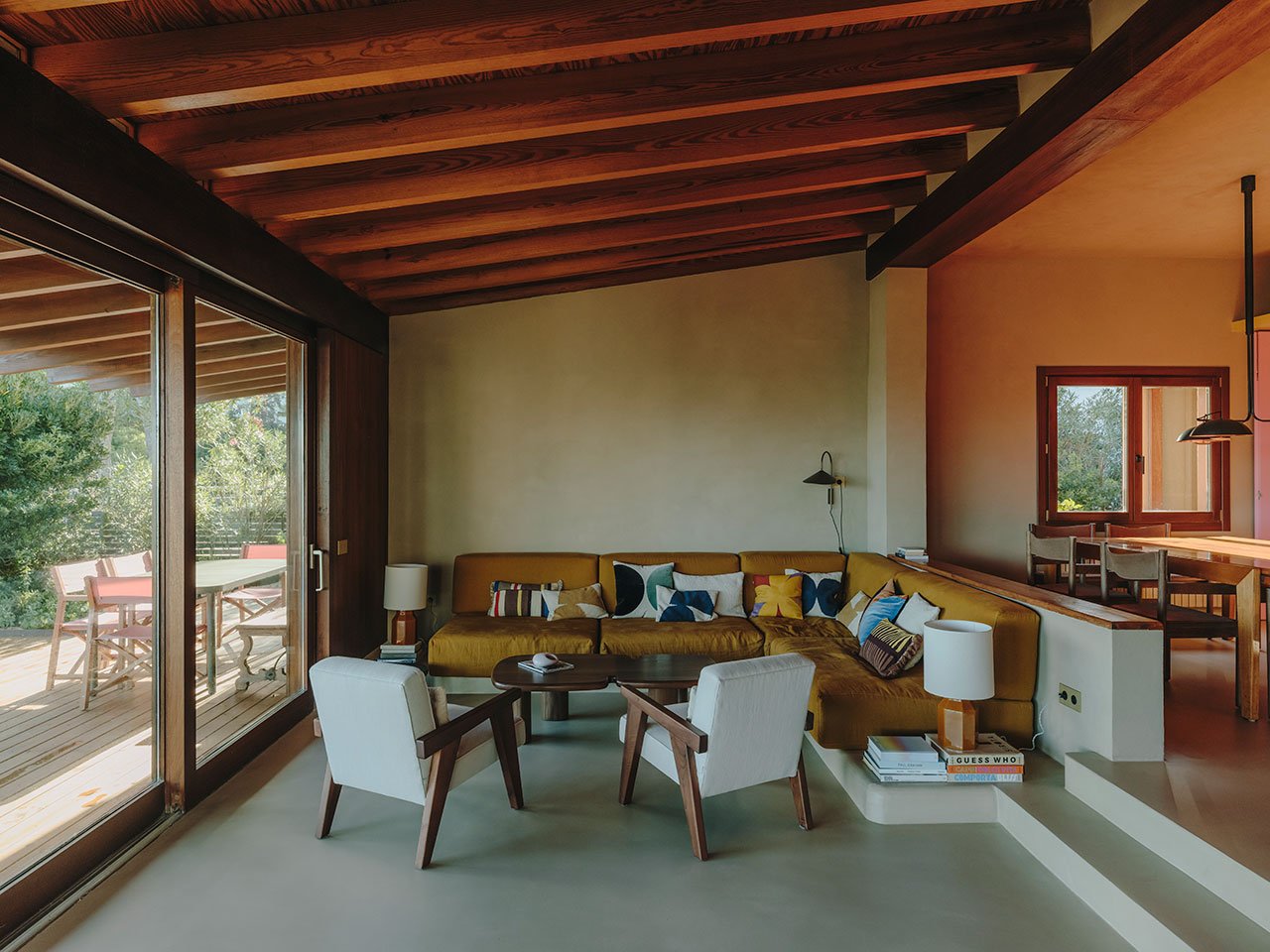 Mallorca'da Zamansız Bir Dönüşüm: Holzrausch'tan Üç Kültürlü Villa