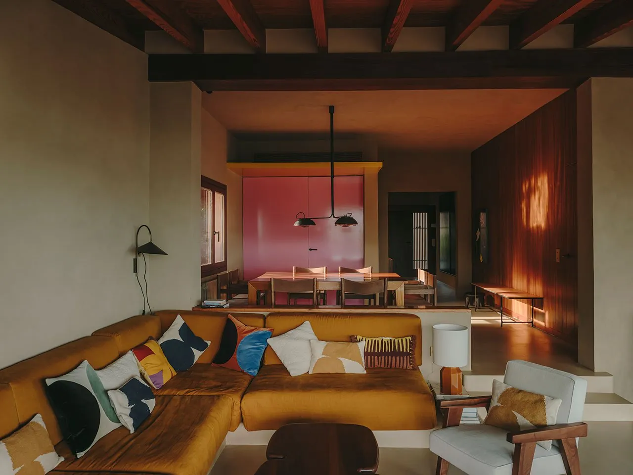 Mallorca&rsquo;da Zamansız Bir Dönüşüm: Holzrausch&rsquo;tan Üç Kültürlü Villa