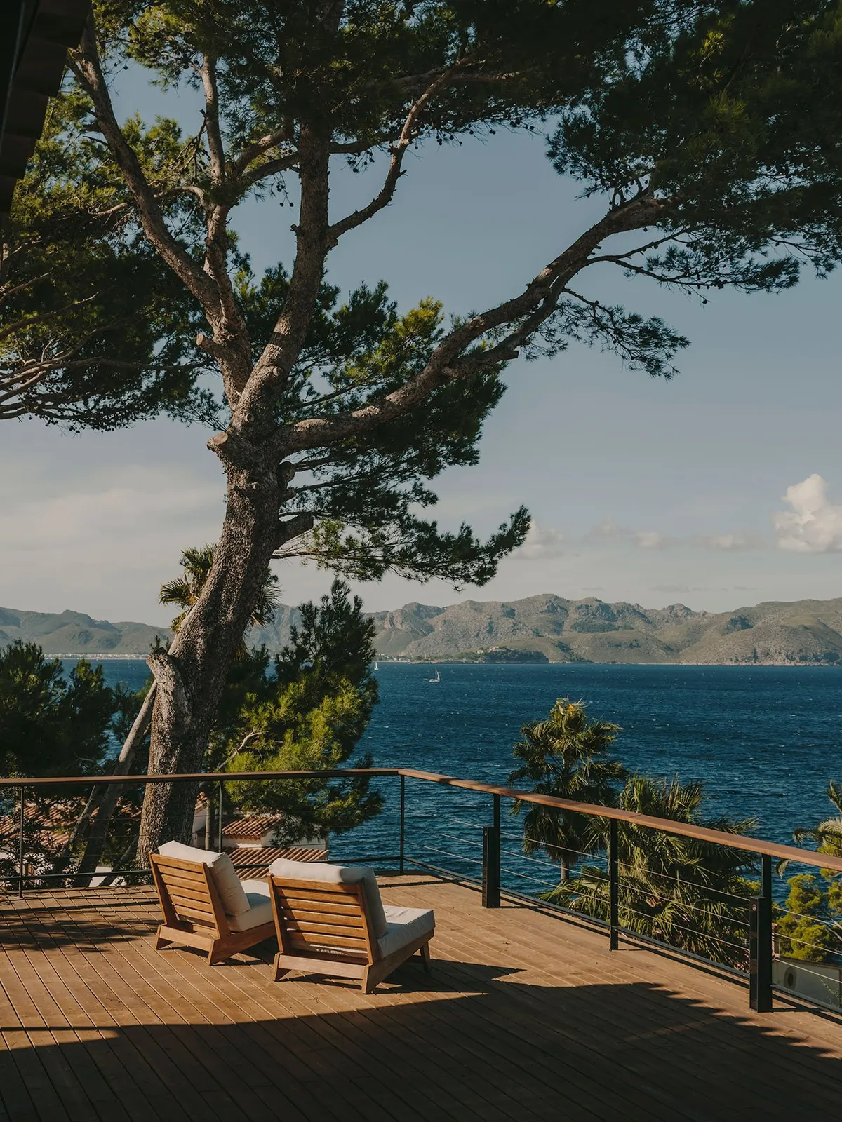 Mallorca'da Zamansız Bir Dönüşüm: Holzrausch'tan Üç Kültürlü Villa