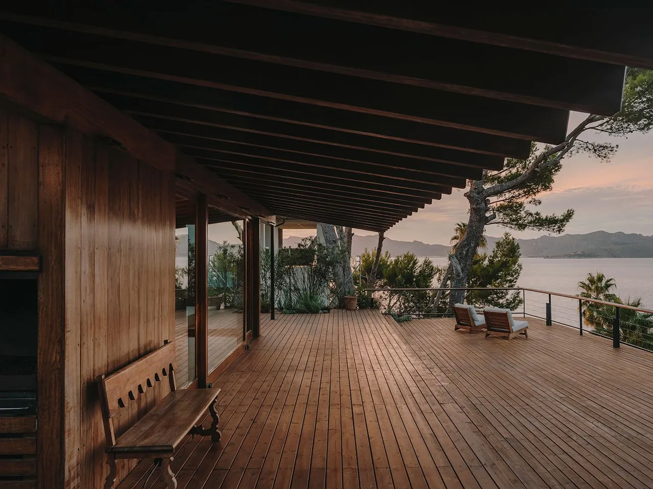 Mallorca'da Zamansız Bir Dönüşüm: Holzrausch'tan Üç Kültürlü Villa