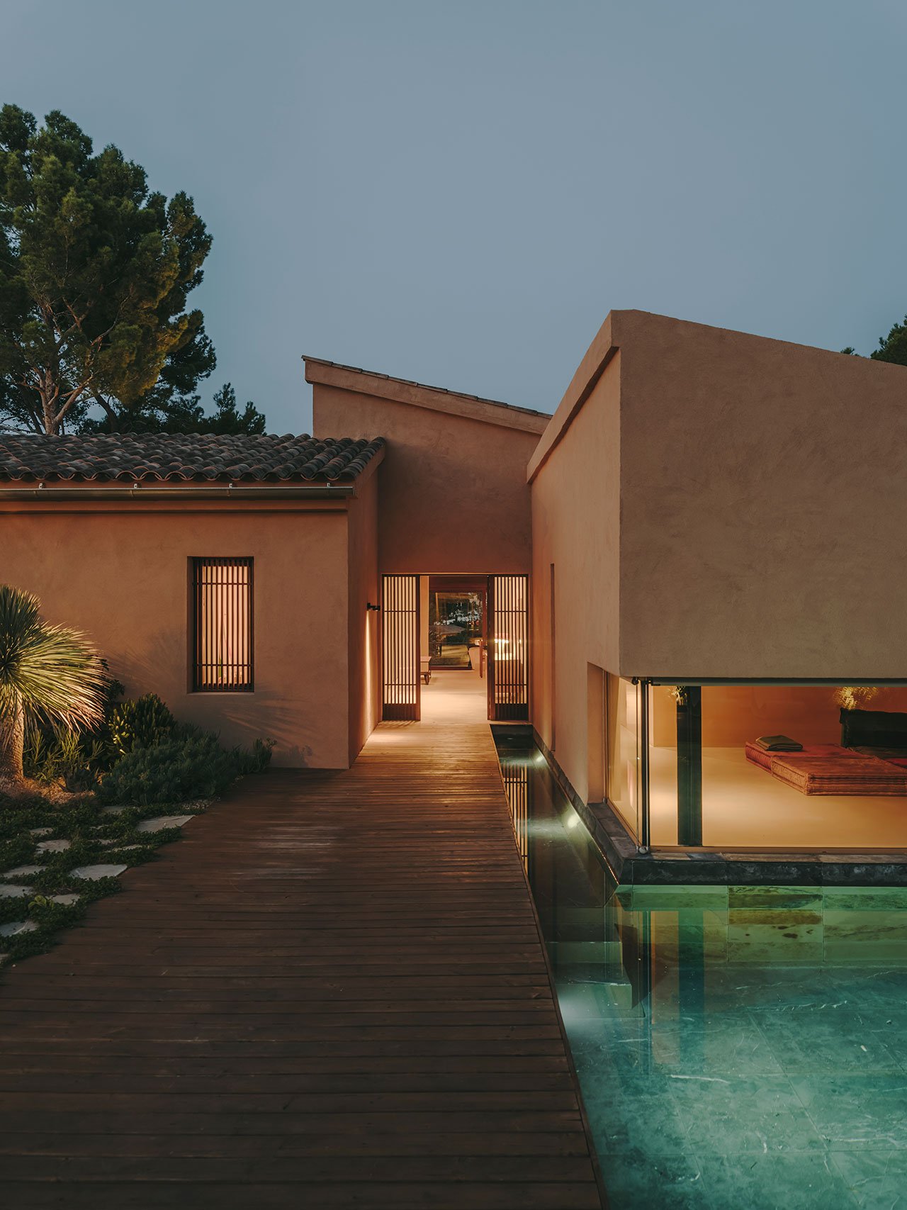 Mallorca'da Zamansız Bir Dönüşüm: Holzrausch'tan Üç Kültürlü Villa