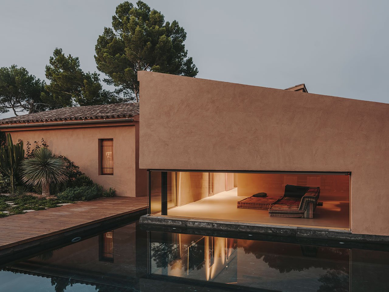 Mallorca'da Zamansız Bir Dönüşüm: Holzrausch'tan Üç Kültürlü Villa