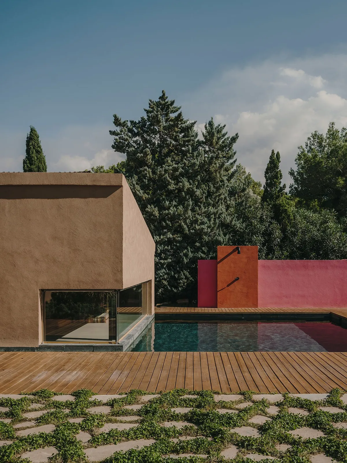 Mallorca'da Zamansız Bir Dönüşüm: Holzrausch'tan Üç Kültürlü Villa