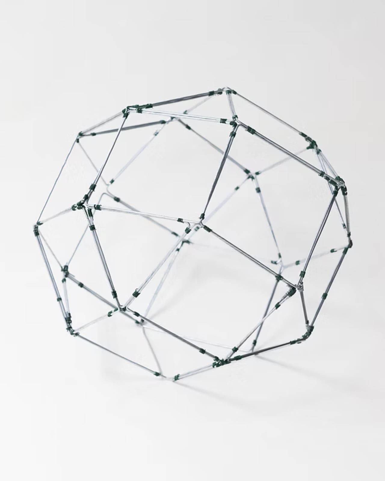 Aoi: Işıkla Renklenen 24 Yüzlü Lamba ve Gizemli Güzelliği