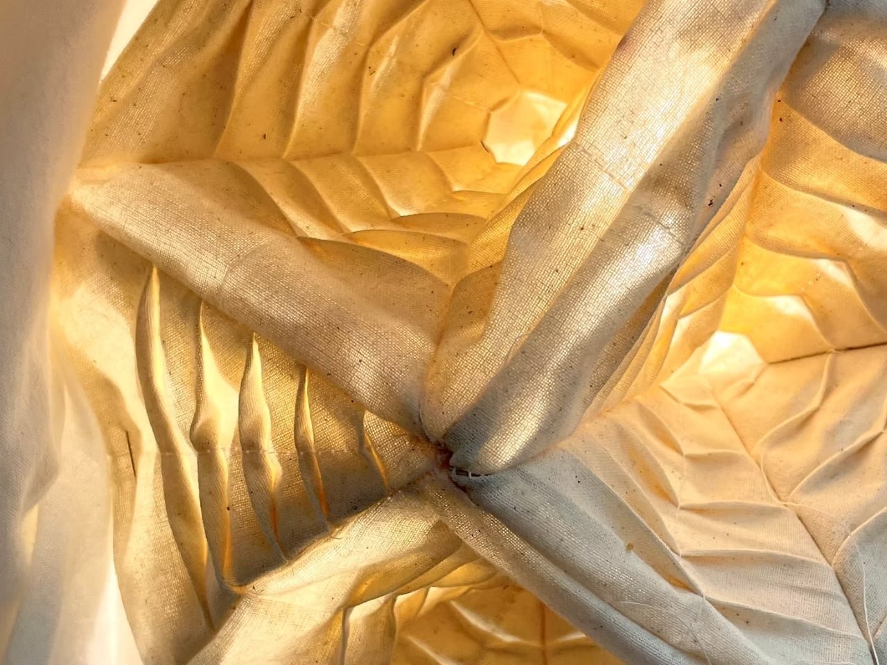 Aoi: Işıkla Renklenen 24 Yüzlü Lamba ve Gizemli Güzelliği