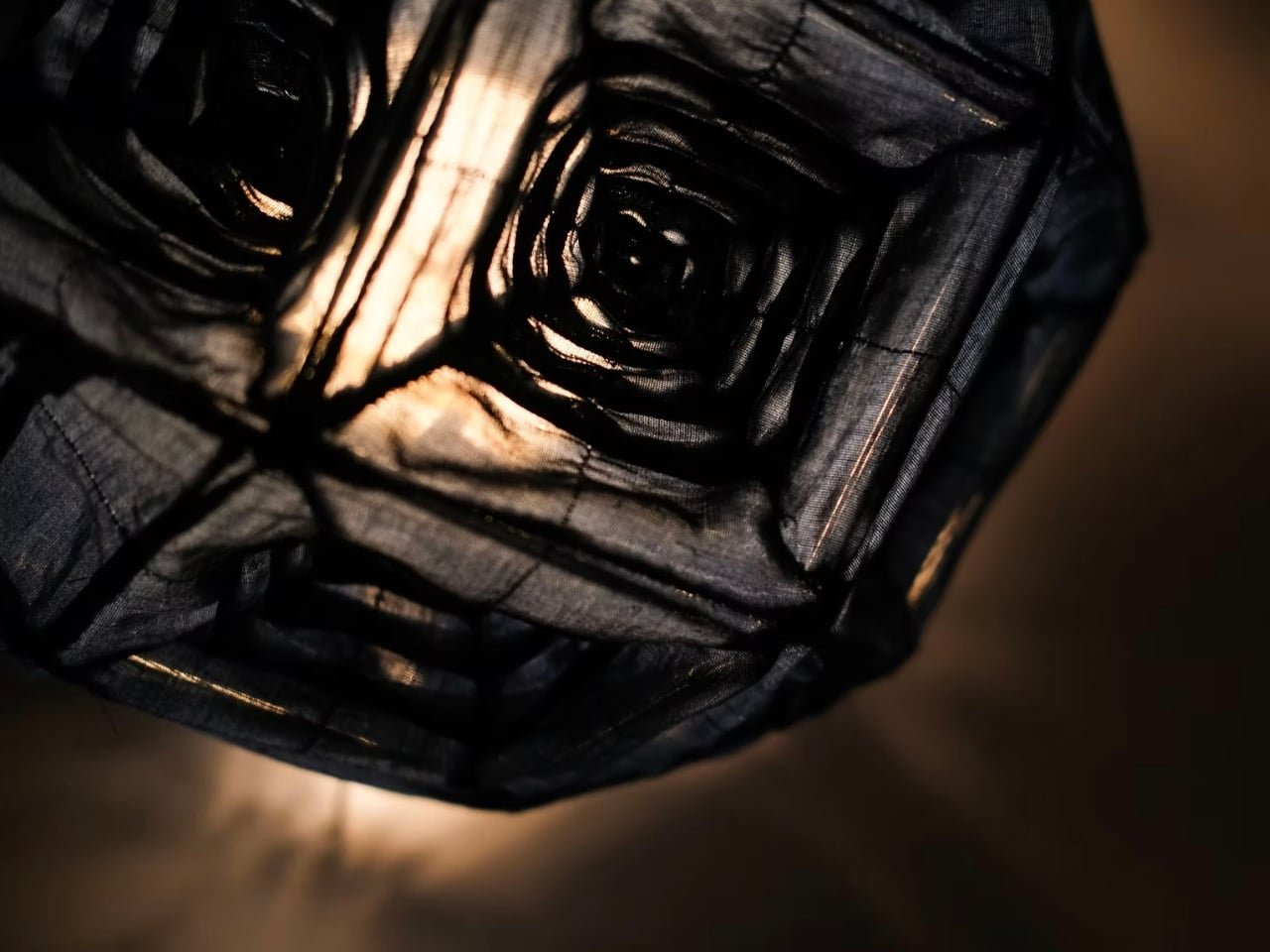 Aoi: Işıkla Renklenen 24 Yüzlü Lamba ve Gizemli Güzelliği