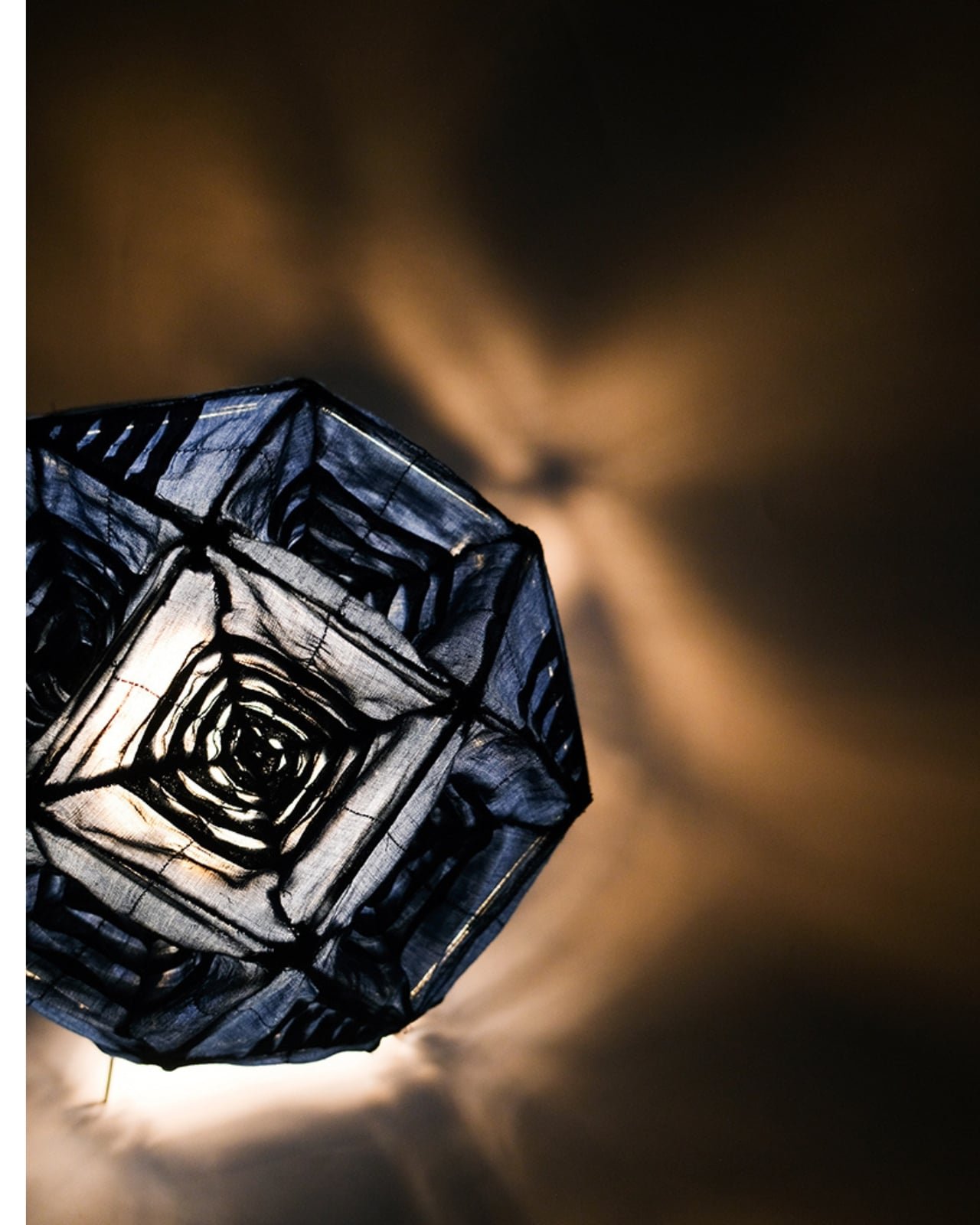 Aoi: Işıkla Renklenen 24 Yüzlü Lamba ve Gizemli Güzelliği