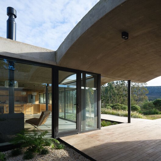 Balcarce'da Dağ Yamacını Isıran Ev: BIOMA'dan Çarpıcı Tasarım