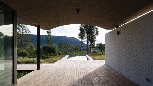 Balcarce'da Dağ Yamacını Isıran Ev: BIOMA'dan Çarpıcı Tasarım