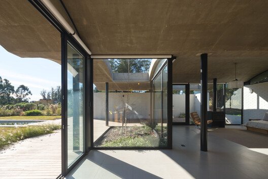 Balcarce'da Dağ Yamacını Isıran Ev: BIOMA'dan Çarpıcı Tasarım