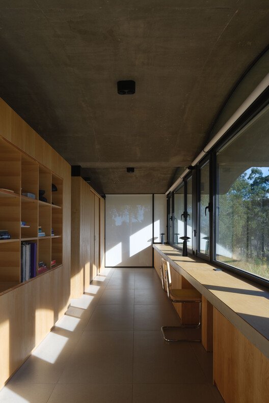 Balcarce'da Dağ Yamacını Isıran Ev: BIOMA'dan Çarpıcı Tasarım