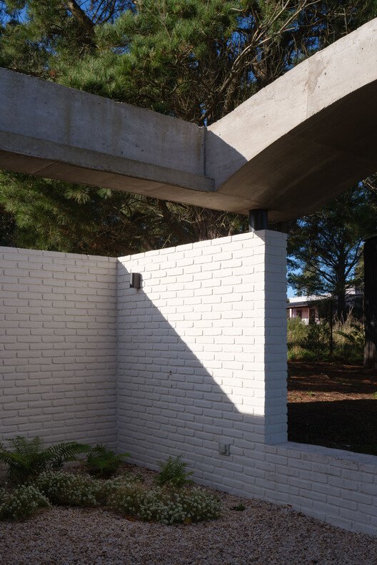 Balcarce'da Dağ Yamacını Isıran Ev: BIOMA'dan Çarpıcı Tasarım