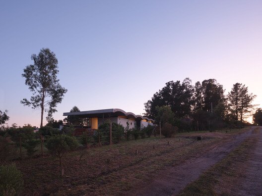 Balcarce'da Dağ Yamacını Isıran Ev: BIOMA'dan Çarpıcı Tasarım