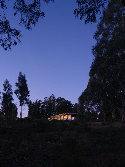 Balcarce'da Dağ Yamacını Isıran Ev: BIOMA'dan Çarpıcı Tasarım