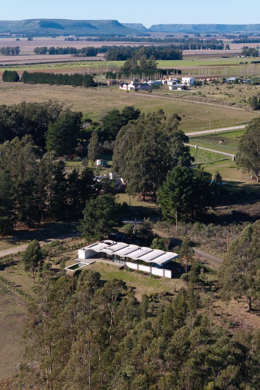 Balcarce'da Dağ Yamacını Isıran Ev: BIOMA'dan Çarpıcı Tasarım