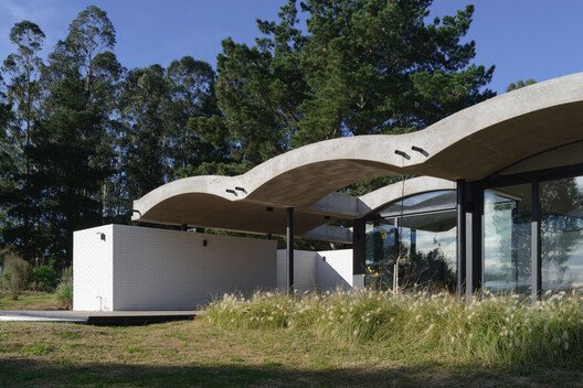 Balcarce'da Dağ Yamacını Isıran Ev: BIOMA'dan Çarpıcı Tasarım