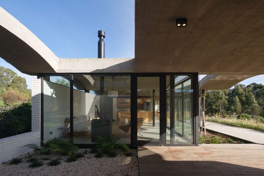 Balcarce'da Dağ Yamacını Isıran Ev: BIOMA'dan Çarpıcı Tasarım