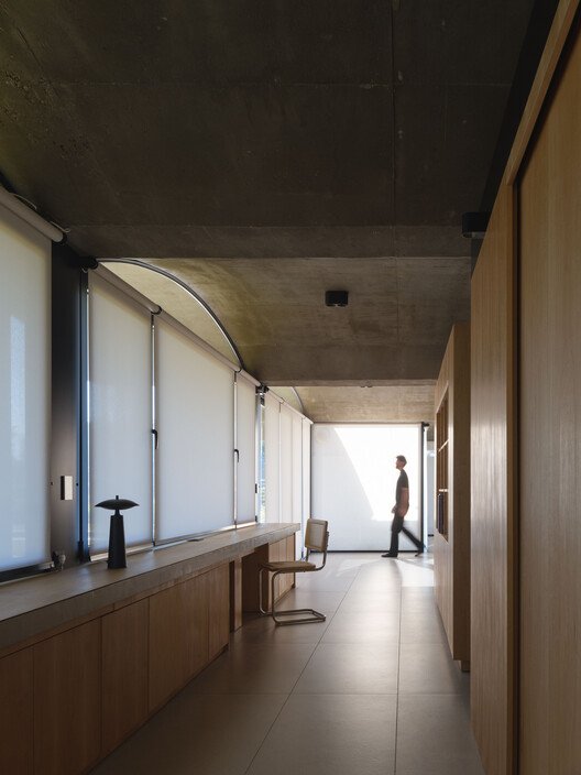 Balcarce'da Dağ Yamacını Isıran Ev: BIOMA'dan Çarpıcı Tasarım