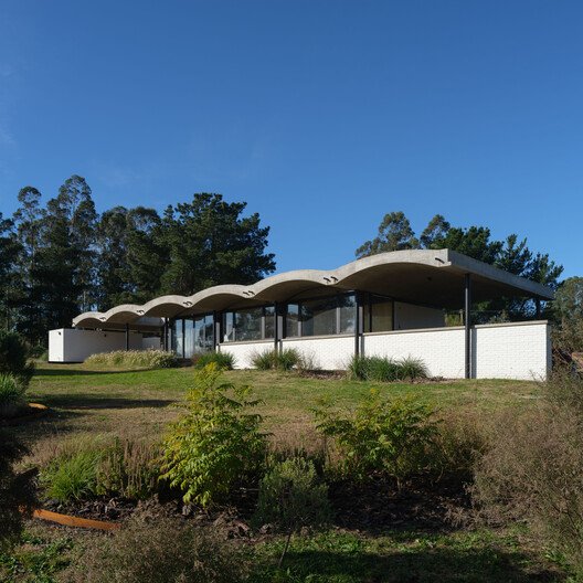 Balcarce'da Dağ Yamacını Isıran Ev: BIOMA'dan Çarpıcı Tasarım