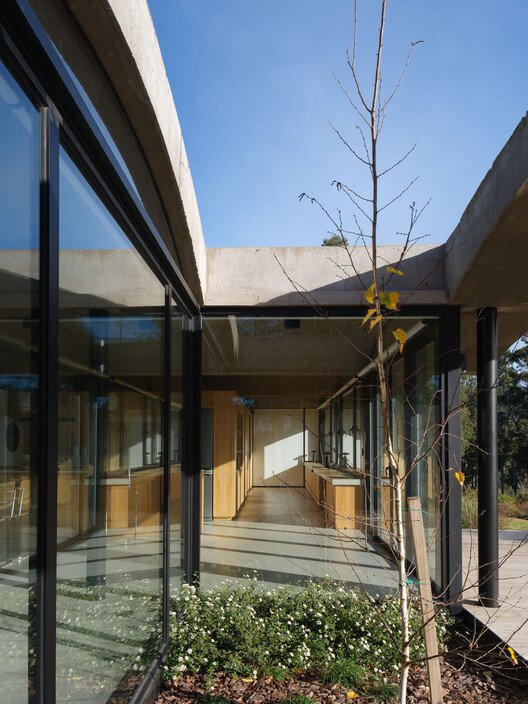 Balcarce'da Dağ Yamacını Isıran Ev: BIOMA'dan Çarpıcı Tasarım