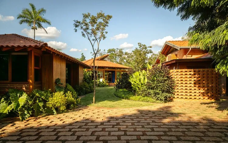 Brezilya'da Doğayla Bütünleşen Itupeva Evi: Ahşap ve Betonun Şiiri