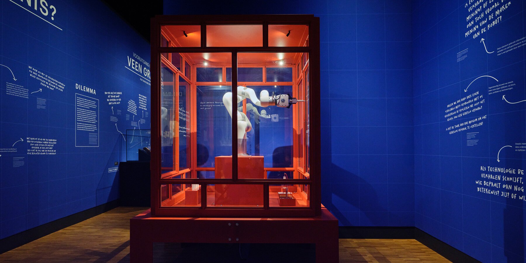 Dinamik Tarih: Robotik Enstalasyon Gerçek Zamanlı Anlatı Oluşturuyor