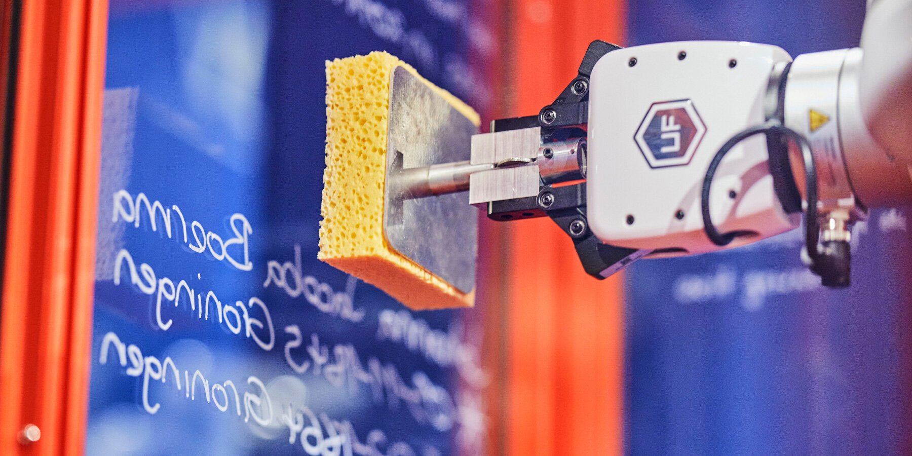 Dinamik Tarih: Robotik Enstalasyon Gerçek Zamanlı Anlatı Oluşturuyor