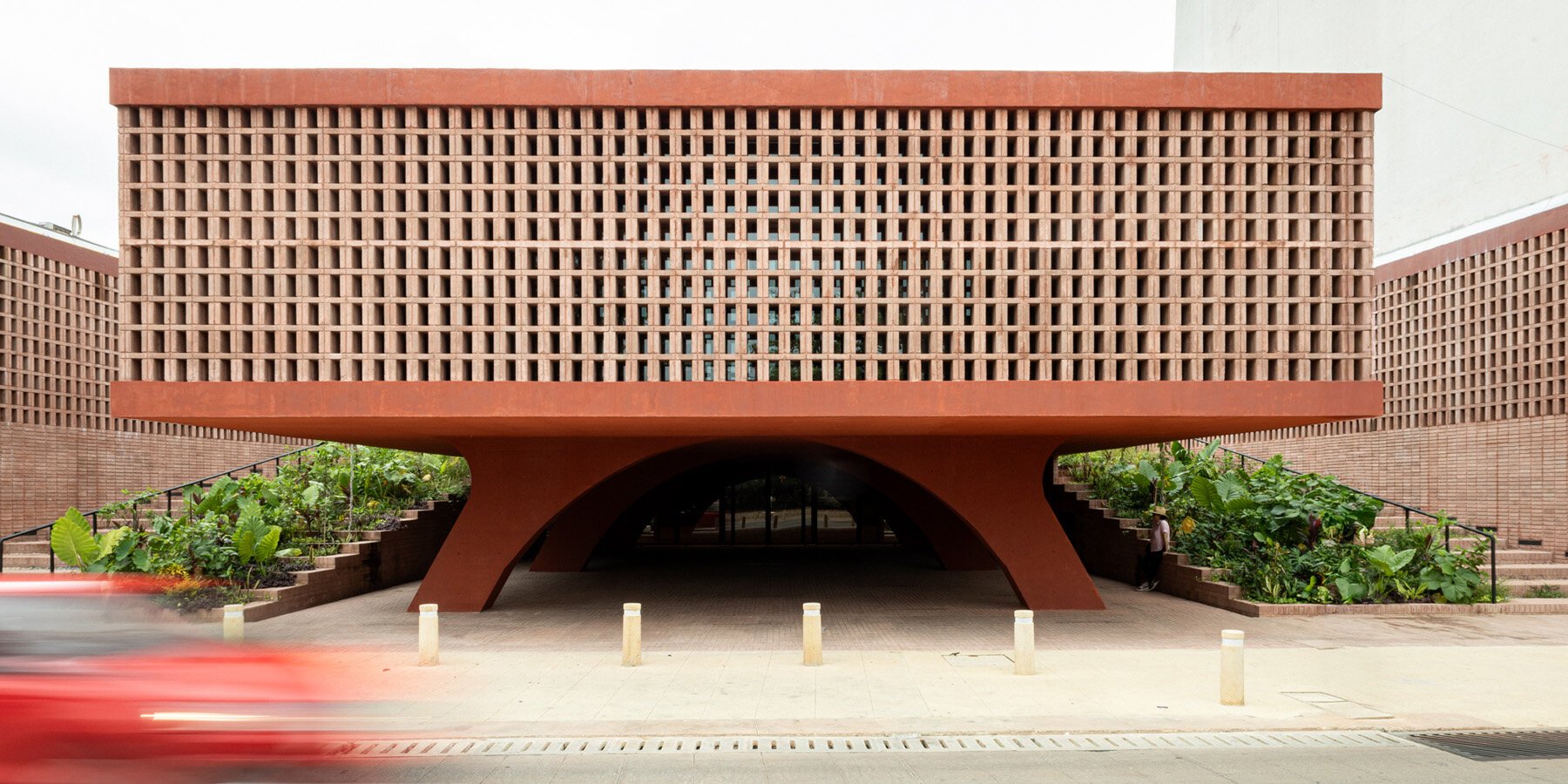 Meksika’da Kırmızı Betonla Yükselen La Cacaotera: Kakao Mirası Müzesi