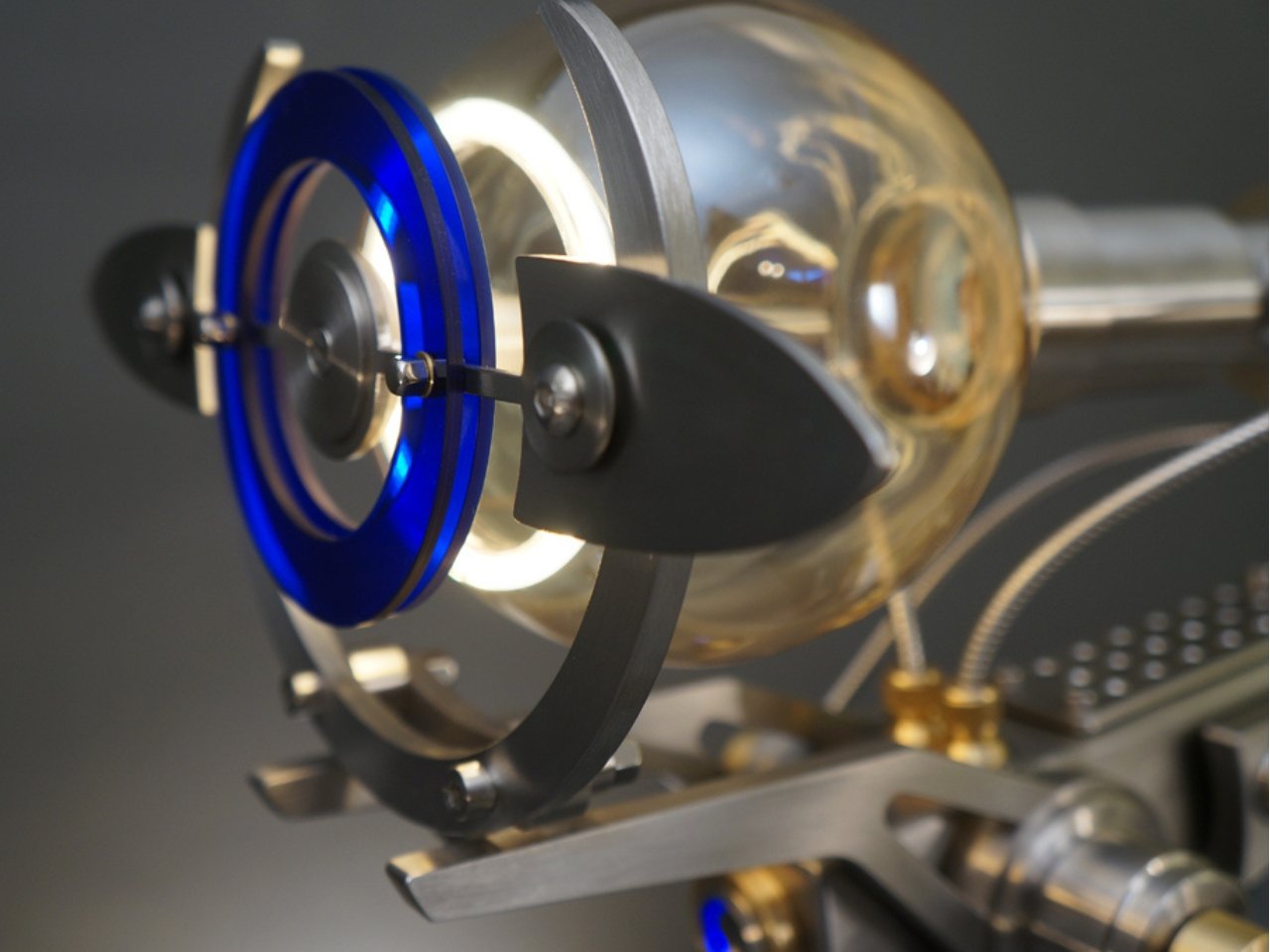 ML15 Helios: 9 KG’lık El Yapımı Sanat Lambası Sadece 15 Adet Üretildi