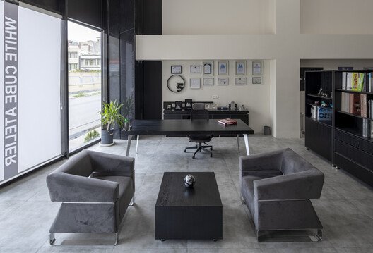 Ramand Karma Yapı: Ahşap Küpün Şehirle Dansı | White Cube Atelier