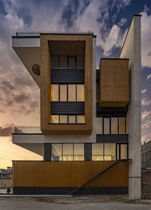 Ramand Karma Yapı: Ahşap Küpün Şehirle Dansı | White Cube Atelier