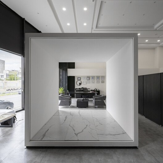 Ramand Karma Yapı: Ahşap Küpün Şehirle Dansı | White Cube Atelier