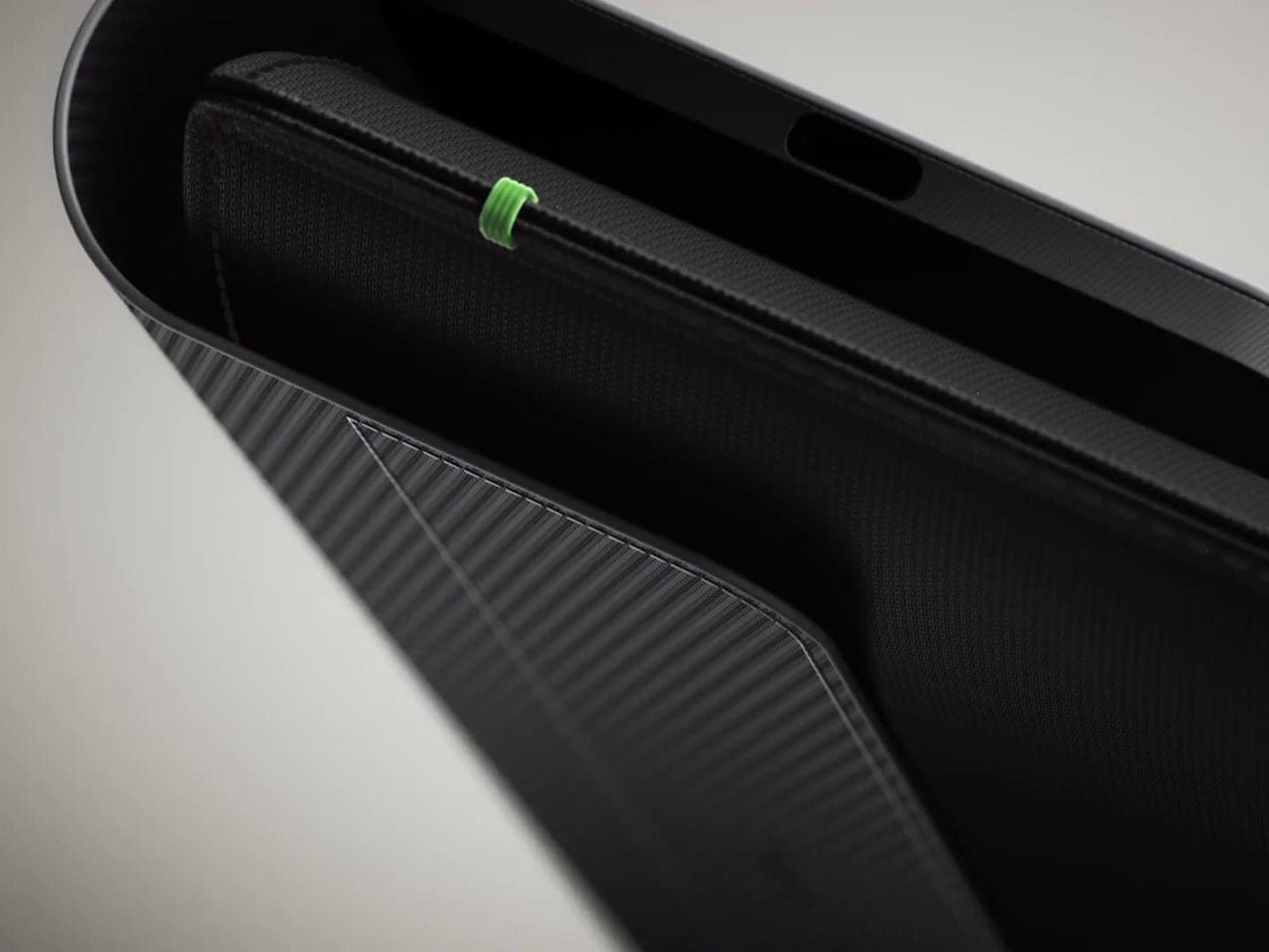 Razer Laptop Kılıfı 16: Çift Kablosuz Şarjla Taşınabilir Gücü Yeniden Tanımlıyor