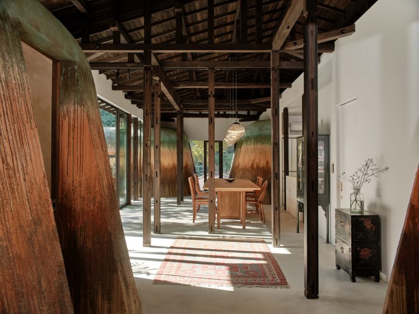 Aatismo: Japonya’da Seramik Sırlarından İlham Alan Çarpıcı Ev Eklentisi